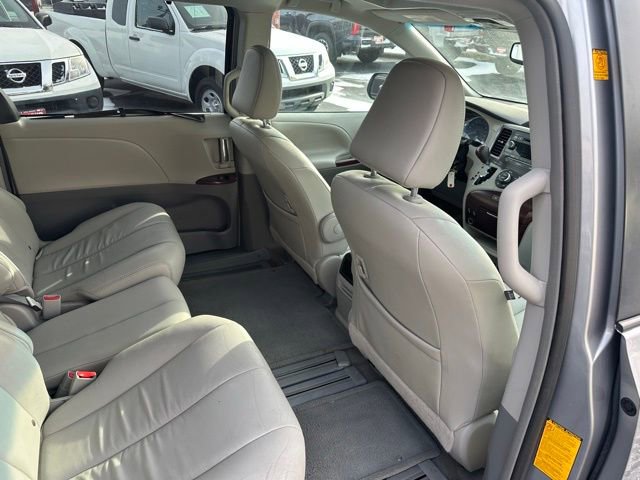 Used 2012 Toyota Sienna XLE image 22