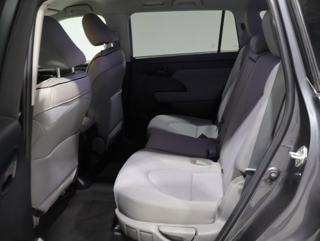 Used 2023 Toyota Highlander LE FWD image 18
