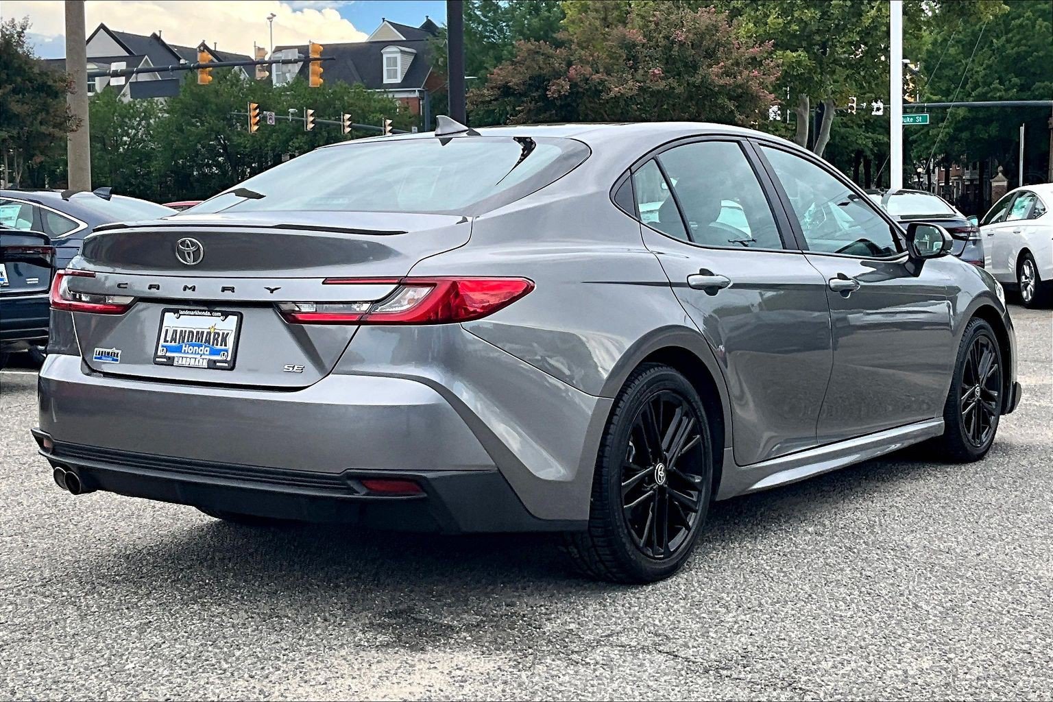 Used 2025 Toyota Camry SE FWD image 2