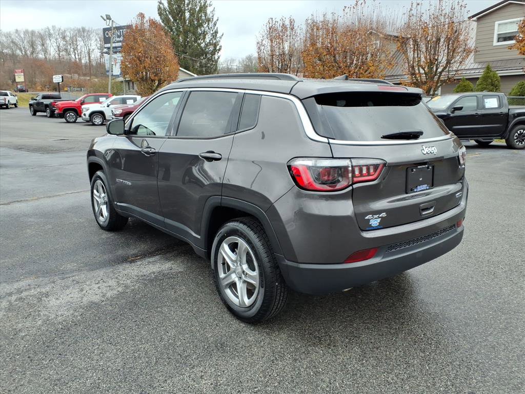 Used 2024 Jeep Compass Latitude image 3
