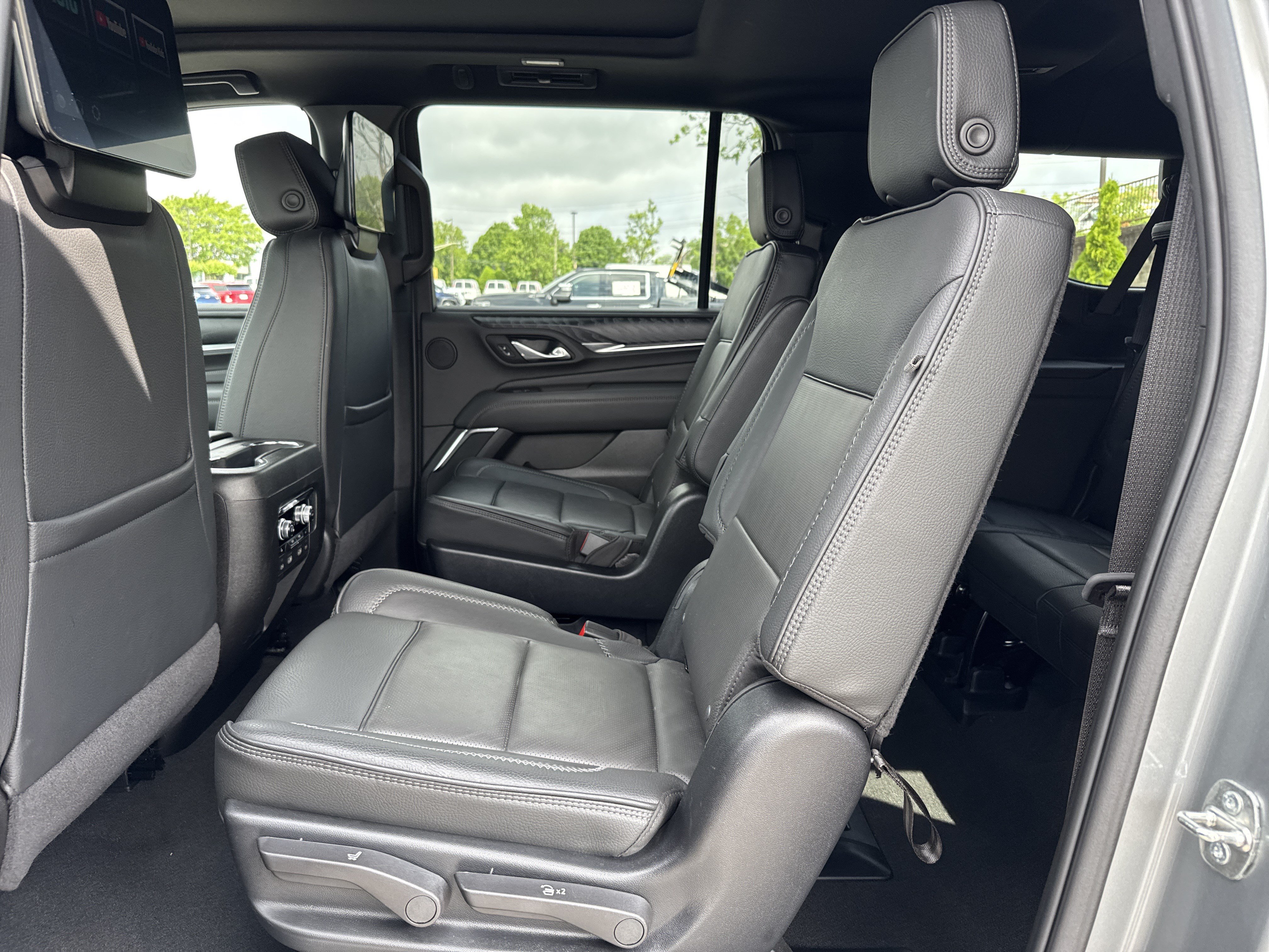 Used 2024 GMC Yukon XL Denali w/ Denali Reserve Package AWD/4WD image 33