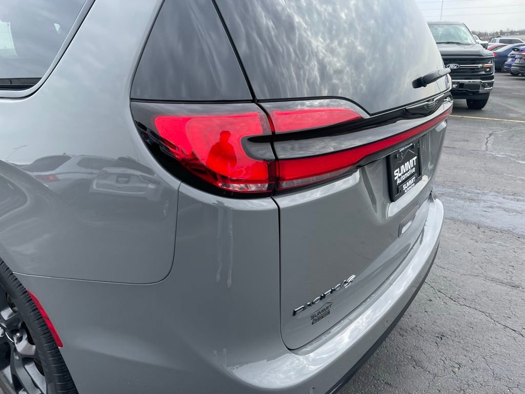 Used 2025 Chrysler Pacifica Limited image 39