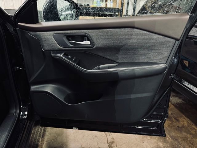 Used 2023 Nissan Rogue SV image 13