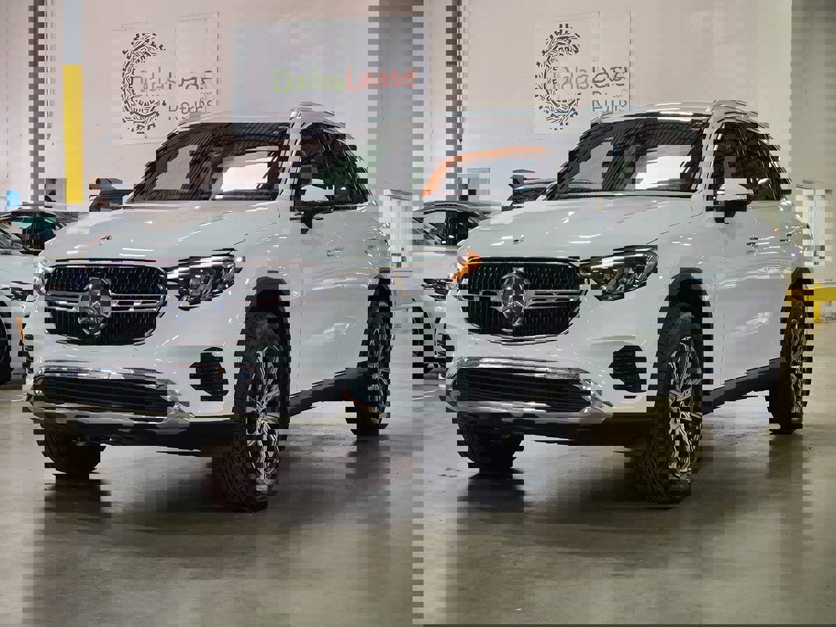 Used 2025 Mercedes-Benz GLC 300 4MATIC image 4