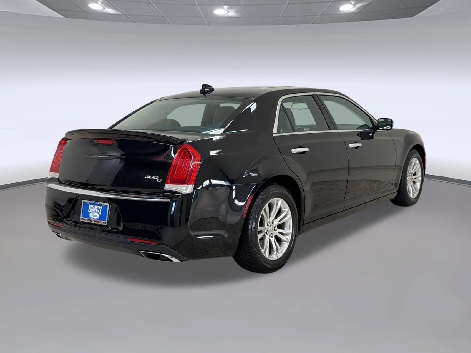 Used 2017 Chrysler 300 C RWD image 9