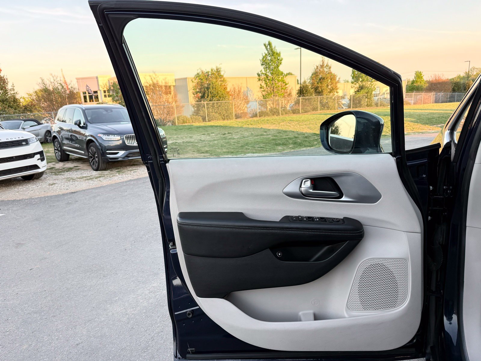 Used 2018 Chrysler Pacifica Touring Plus FWD image 16