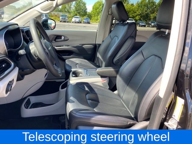 Used 2024 Chrysler Pacifica Touring-L image 15