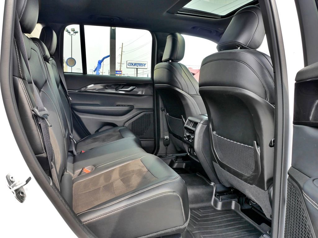 Used 2023 Jeep Grand Cherokee Altitude image 11