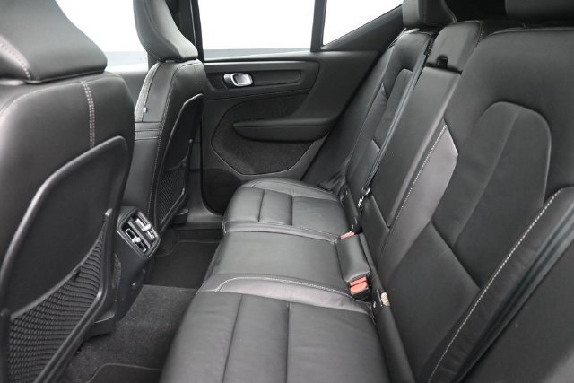 Used 2023 Volvo XC40 B4 Ultimate FWD image 11