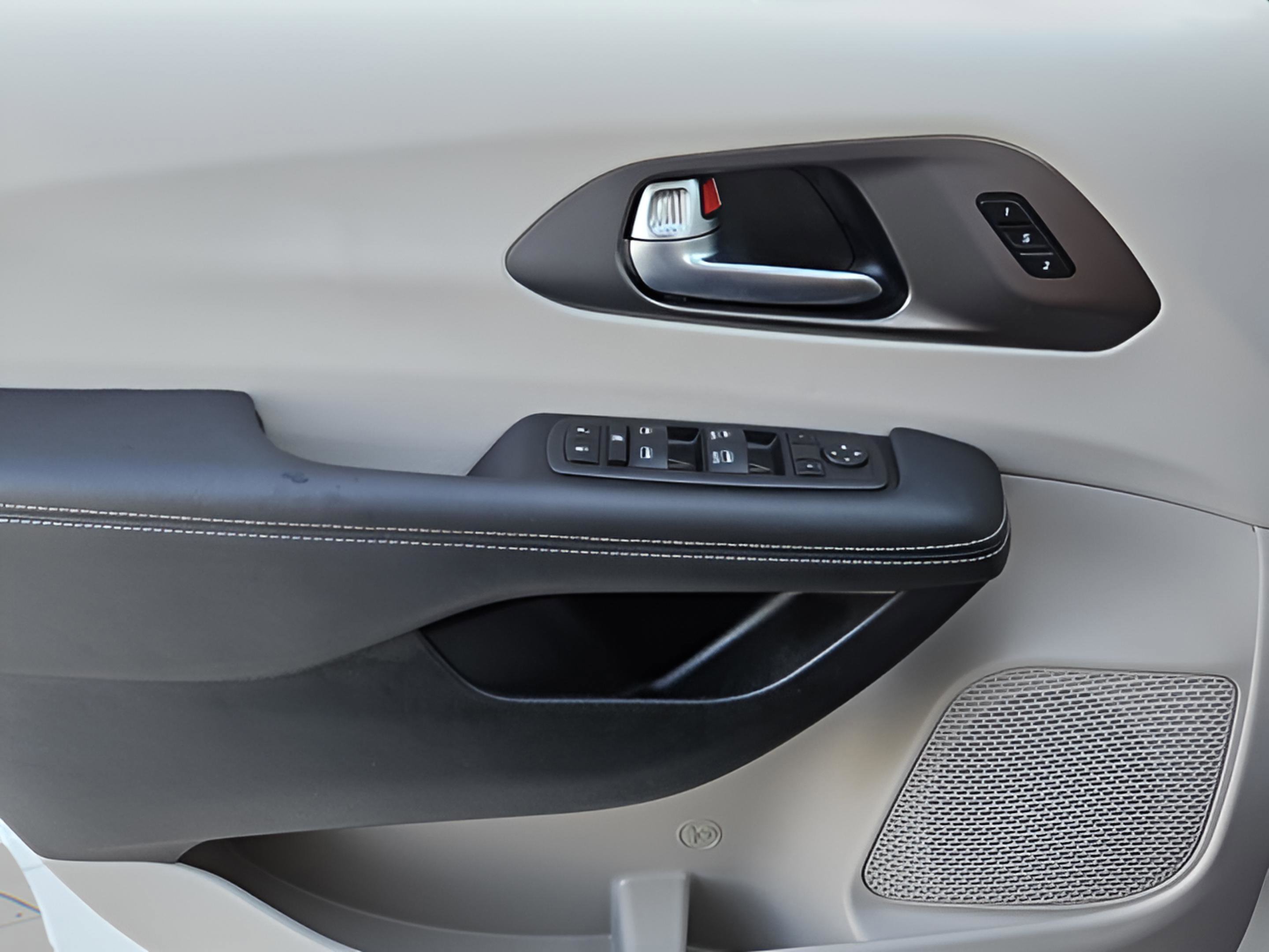 Used 2023 Chrysler Pacifica Touring-L image 29