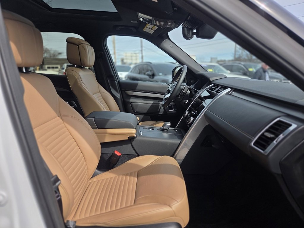 Used 2025 Land Rover Discovery Dynamic SE image 27