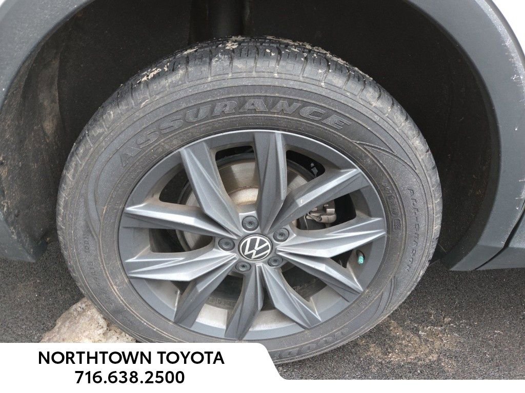 Used 2022 Volkswagen Tiguan SE w/ Panoramic Sunroof Package image 5