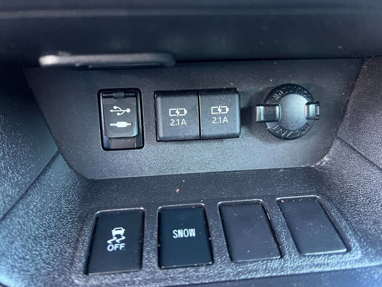 Used 2019 Toyota Highlander LE w/ Carpet Mat Package (TMS) FWD image 20