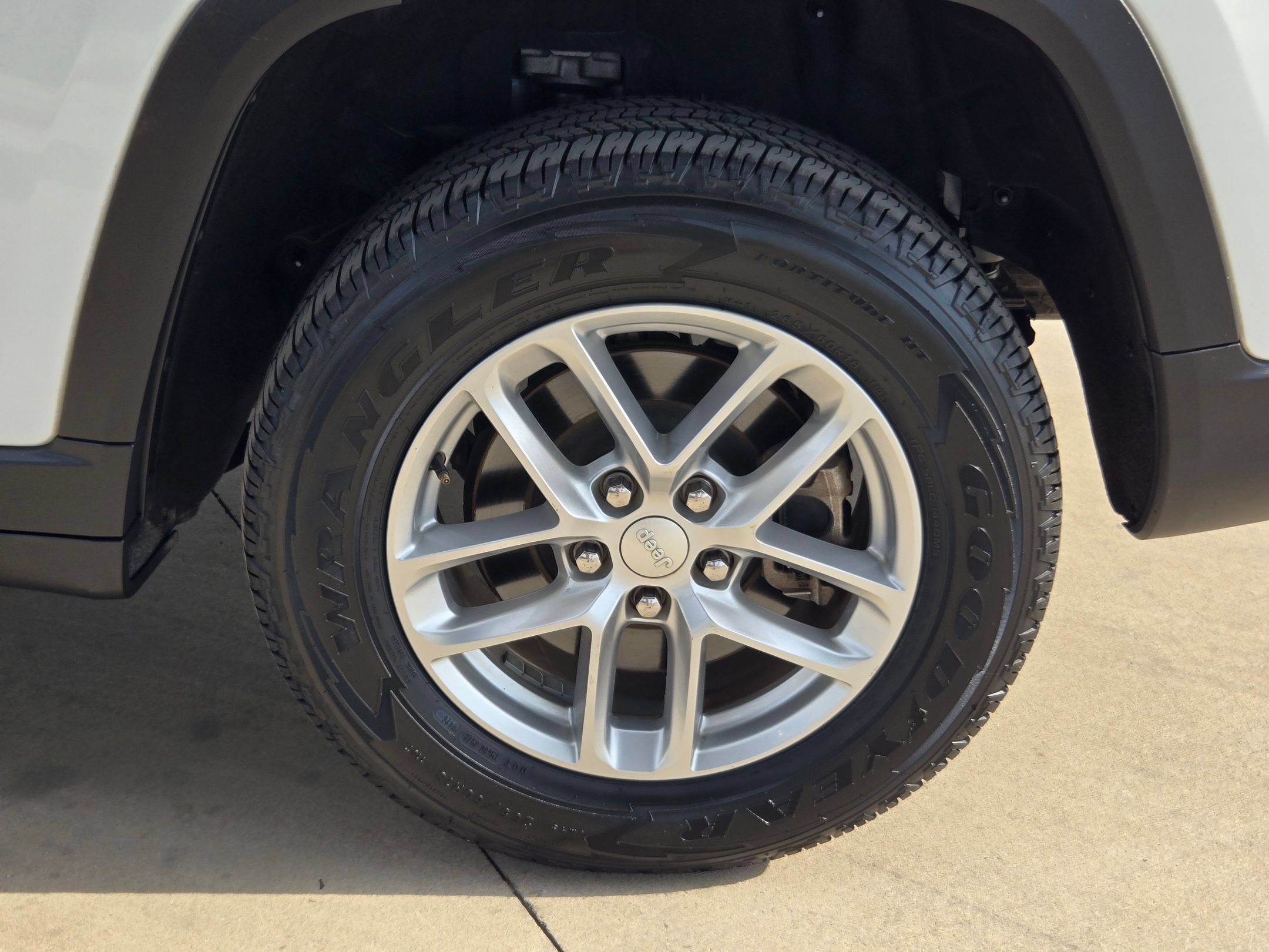 Used 2023 Jeep Grand Cherokee L Laredo AWD/4WD image 27