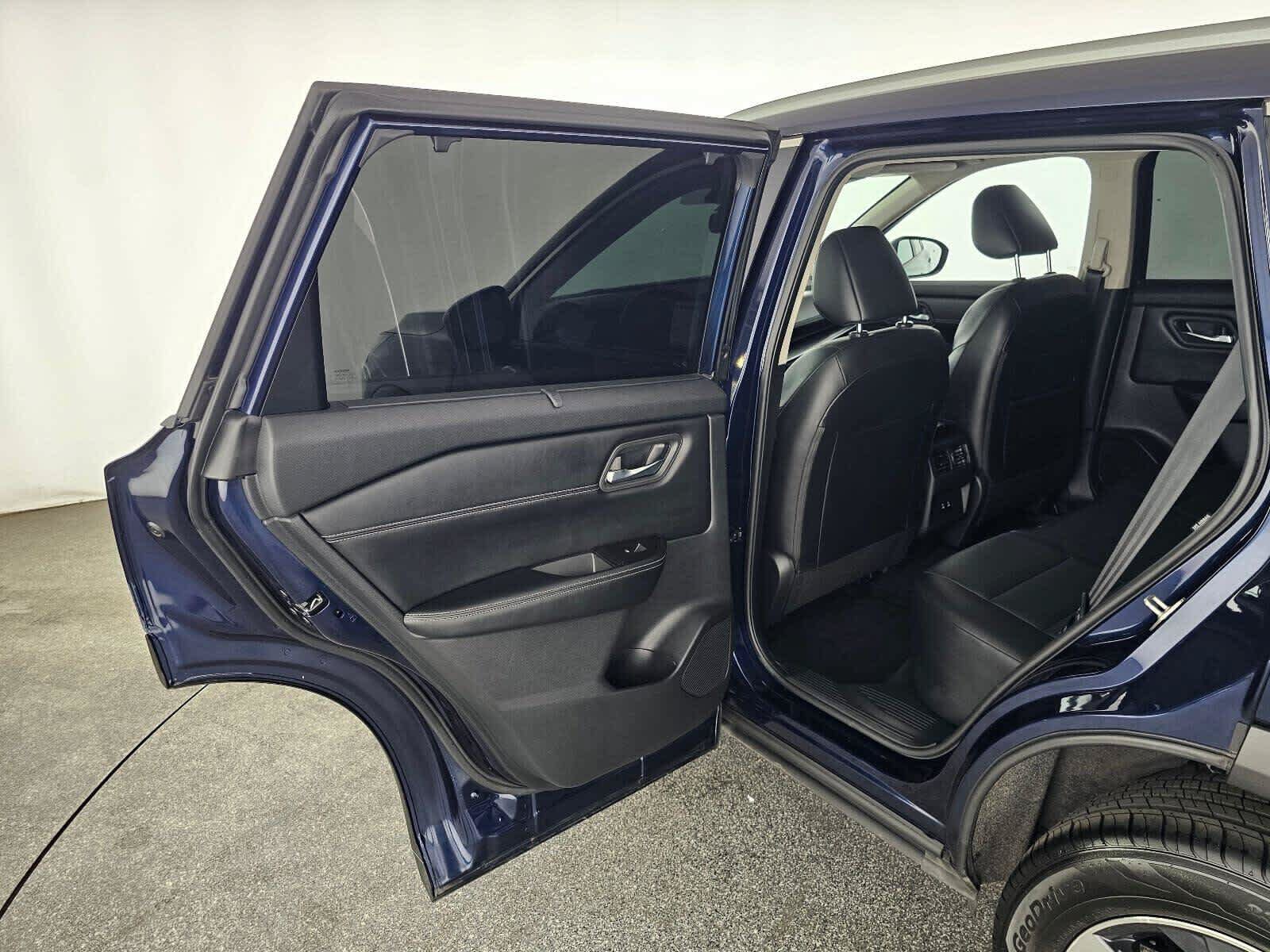 Used 2024 Nissan Rogue SV w/ SV Premium Package AWD/4WD image 15
