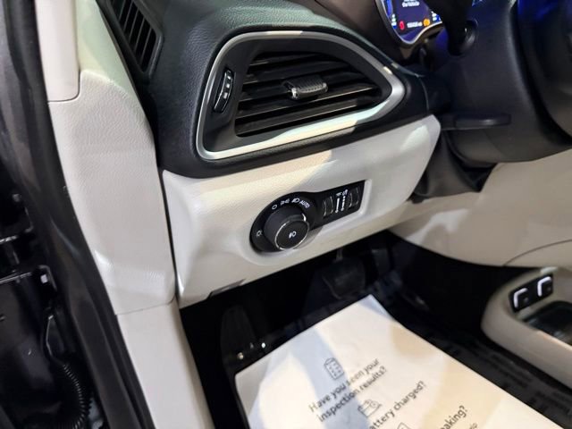 Used 2019 Chrysler Pacifica Touring-L FWD image 13