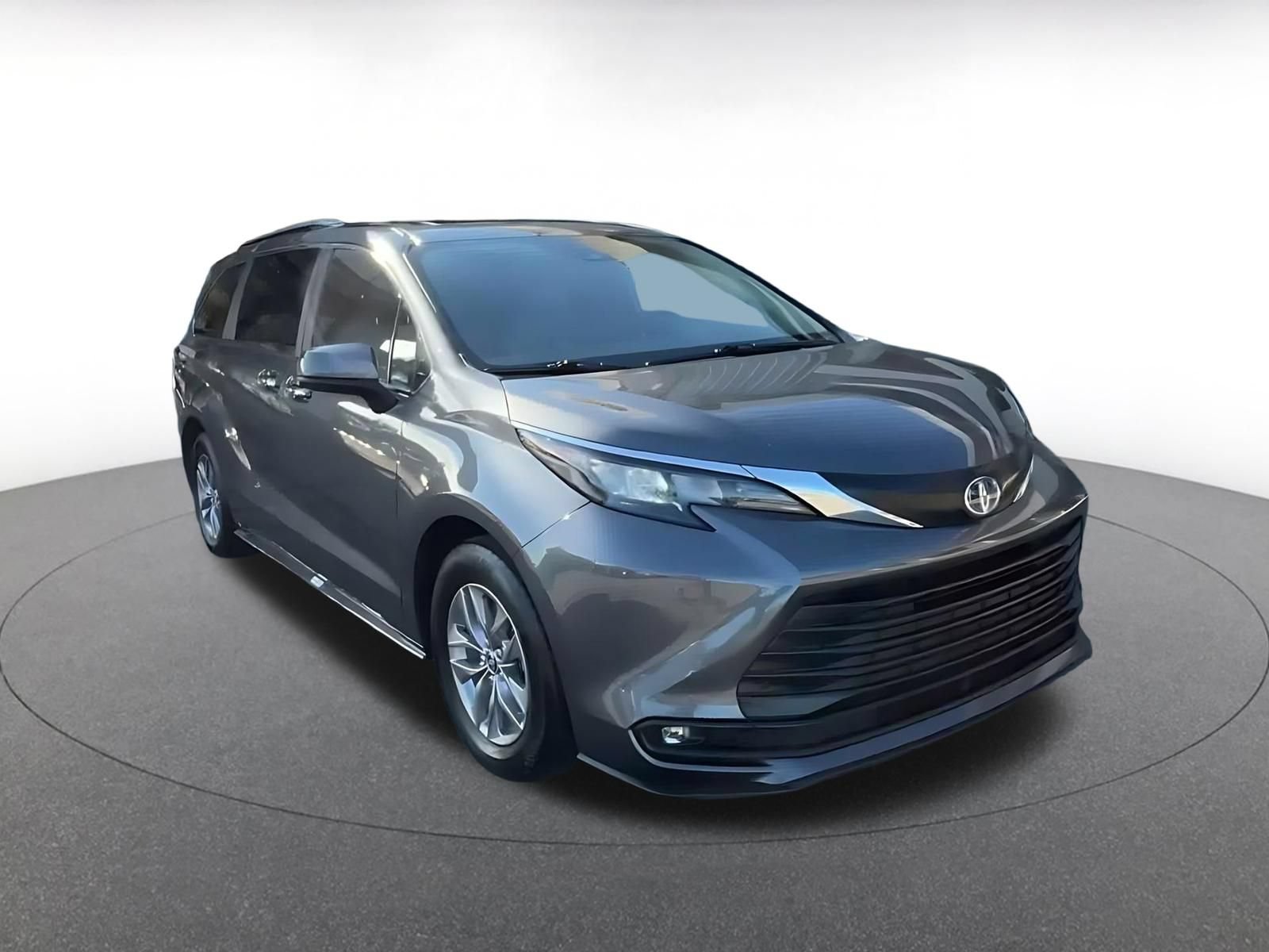 Used 2025 Toyota Sienna XLE FWD image 3
