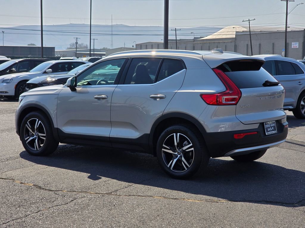 Used 2023 Volvo XC40 B5 Plus image 3