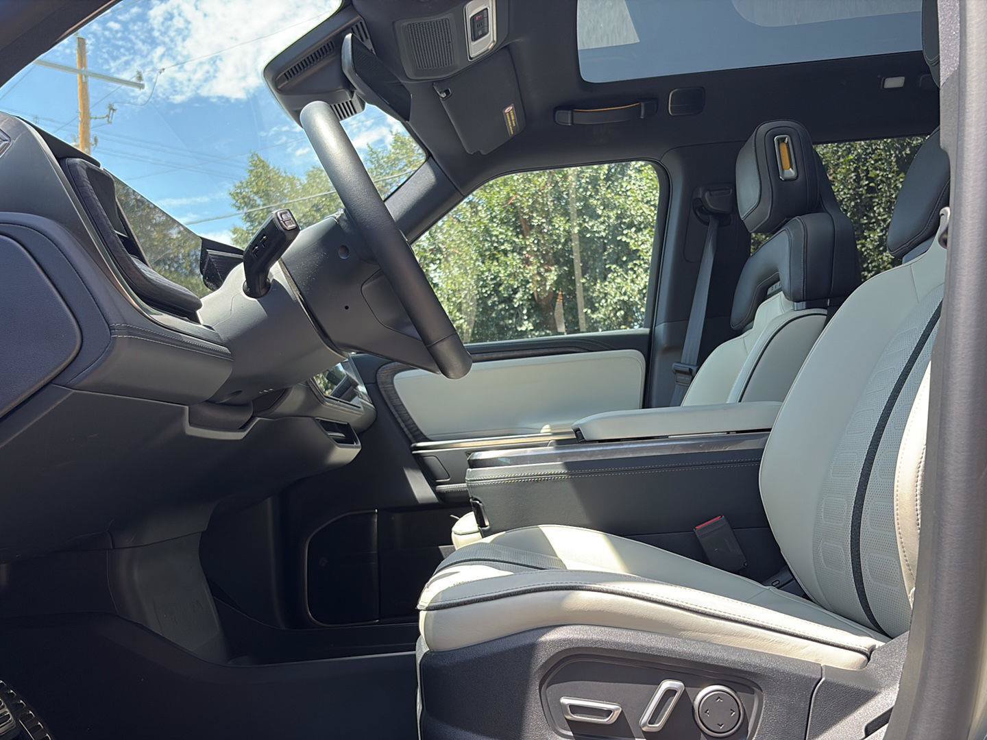 Used 2025 Rivian R1S Adventure AWD/4WD image 16