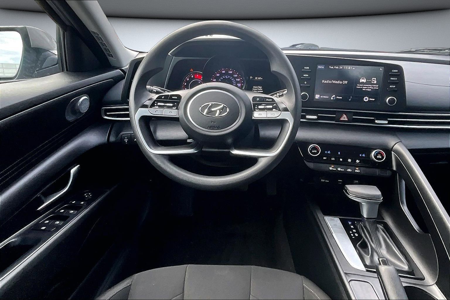 Used 2022 Hyundai Elantra SEL w/ Winter Weather Package image 8