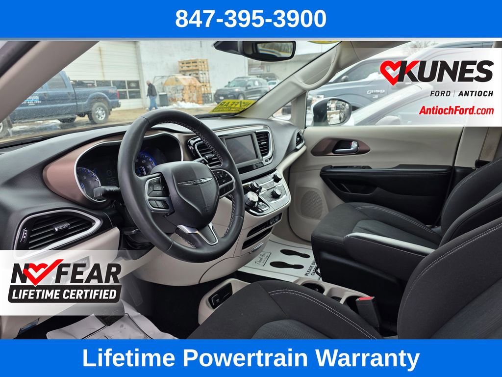 Used 2023 Chrysler Voyager LX image 14