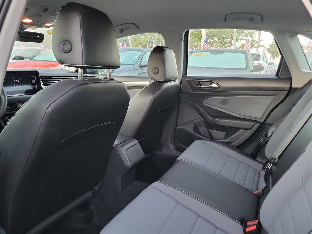 Used 2025 Volkswagen Jetta SE w/ Black Wheel Package image 8