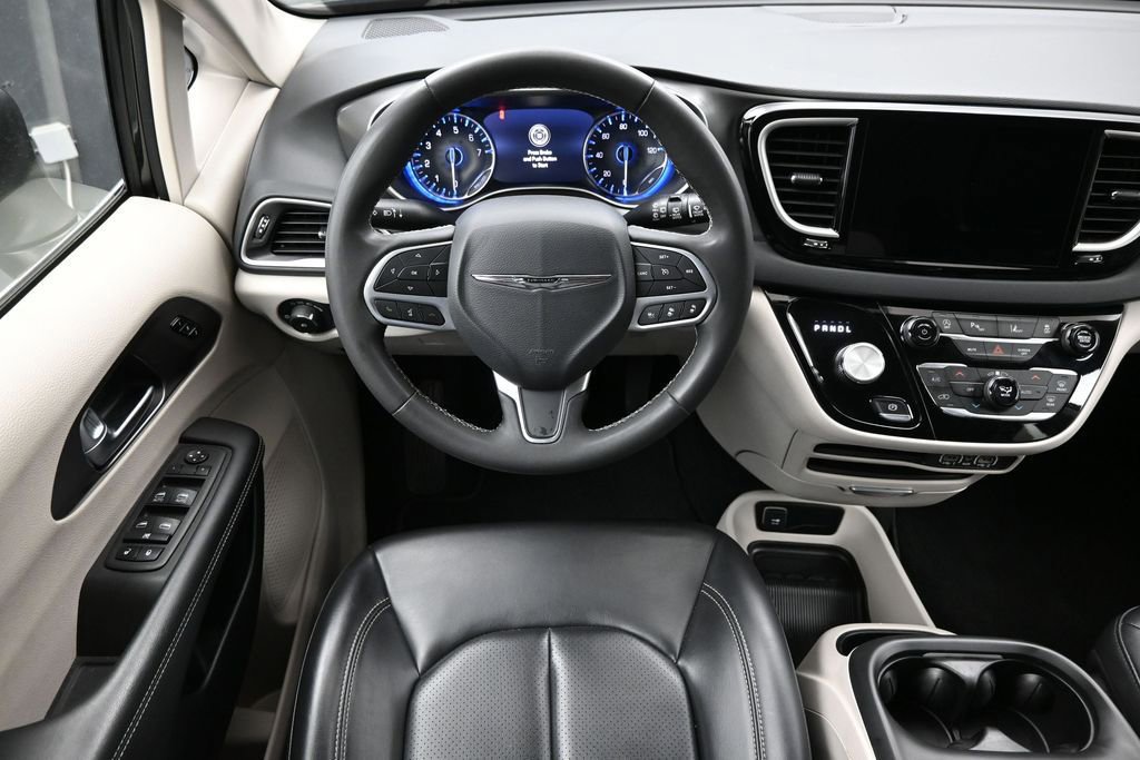 Used 2023 Chrysler Pacifica Touring-L FWD image 12