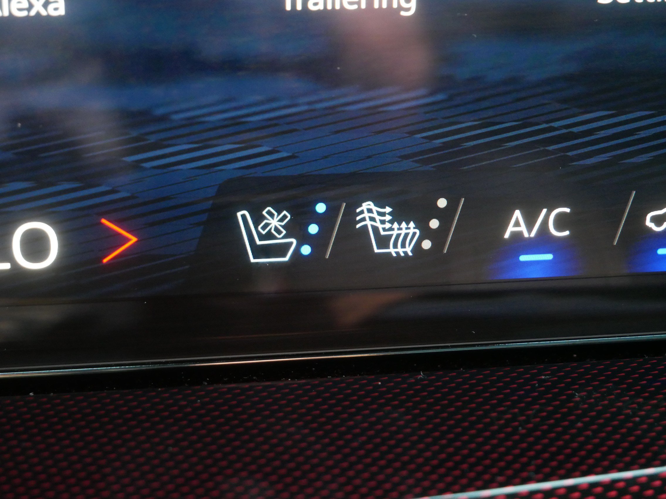 Used 2024 Chevrolet Traverse RS FWD image 34