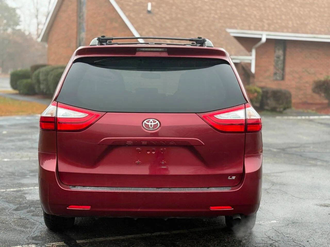 Used 2017 Toyota Sienna LE image 5