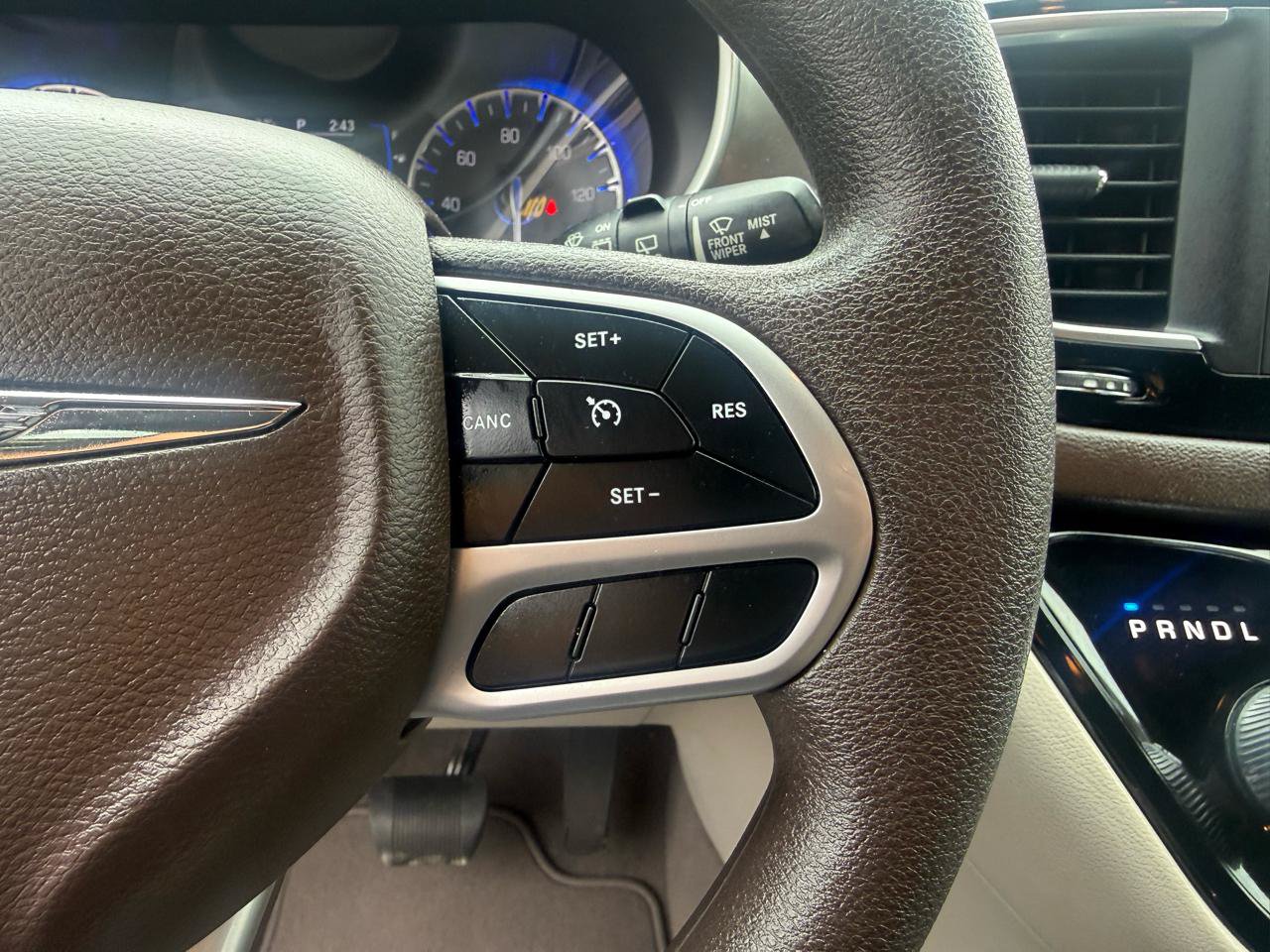 Used 2018 Chrysler Pacifica L FWD image 21