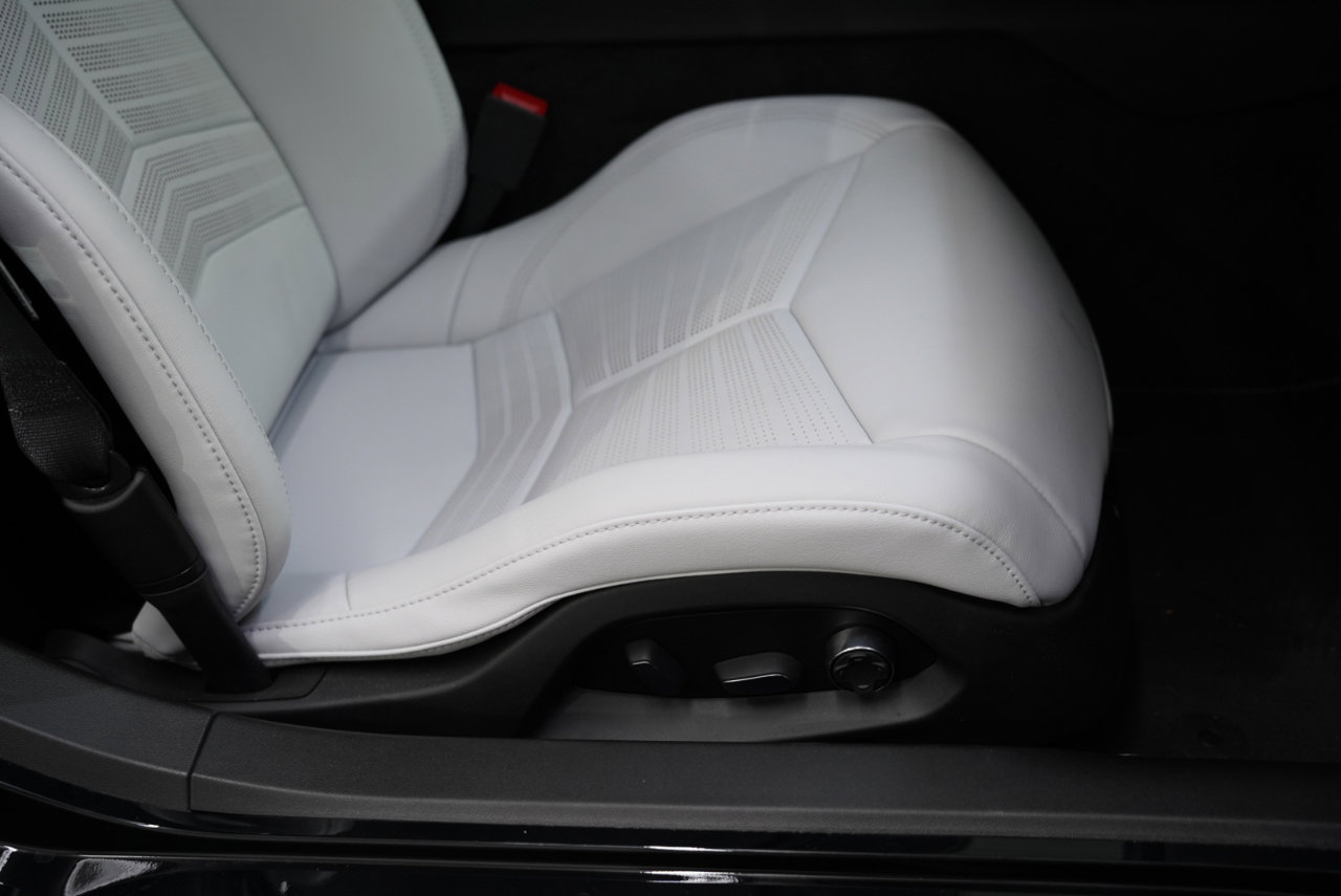 Used 2025 Chevrolet Corvette Stingray Premium Conv w/ Z51 Performance Package image 30