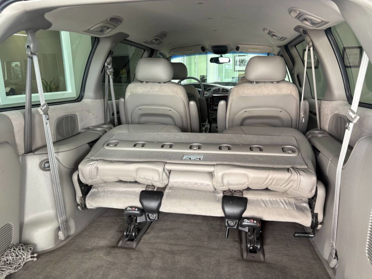 Used 2000 Chrysler Town & Country Limited image 37