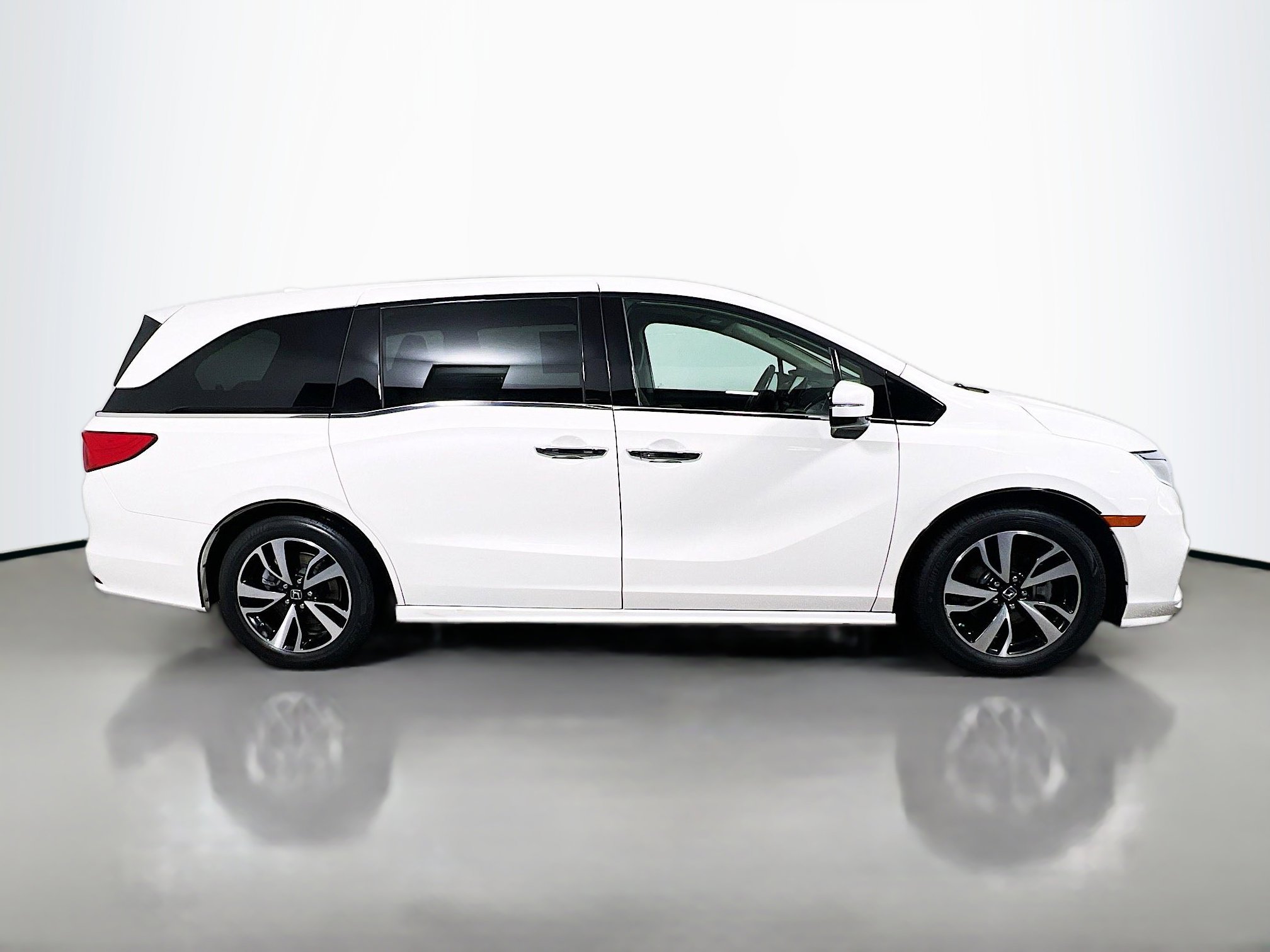 Used 2018 Honda Odyssey Elite image 3