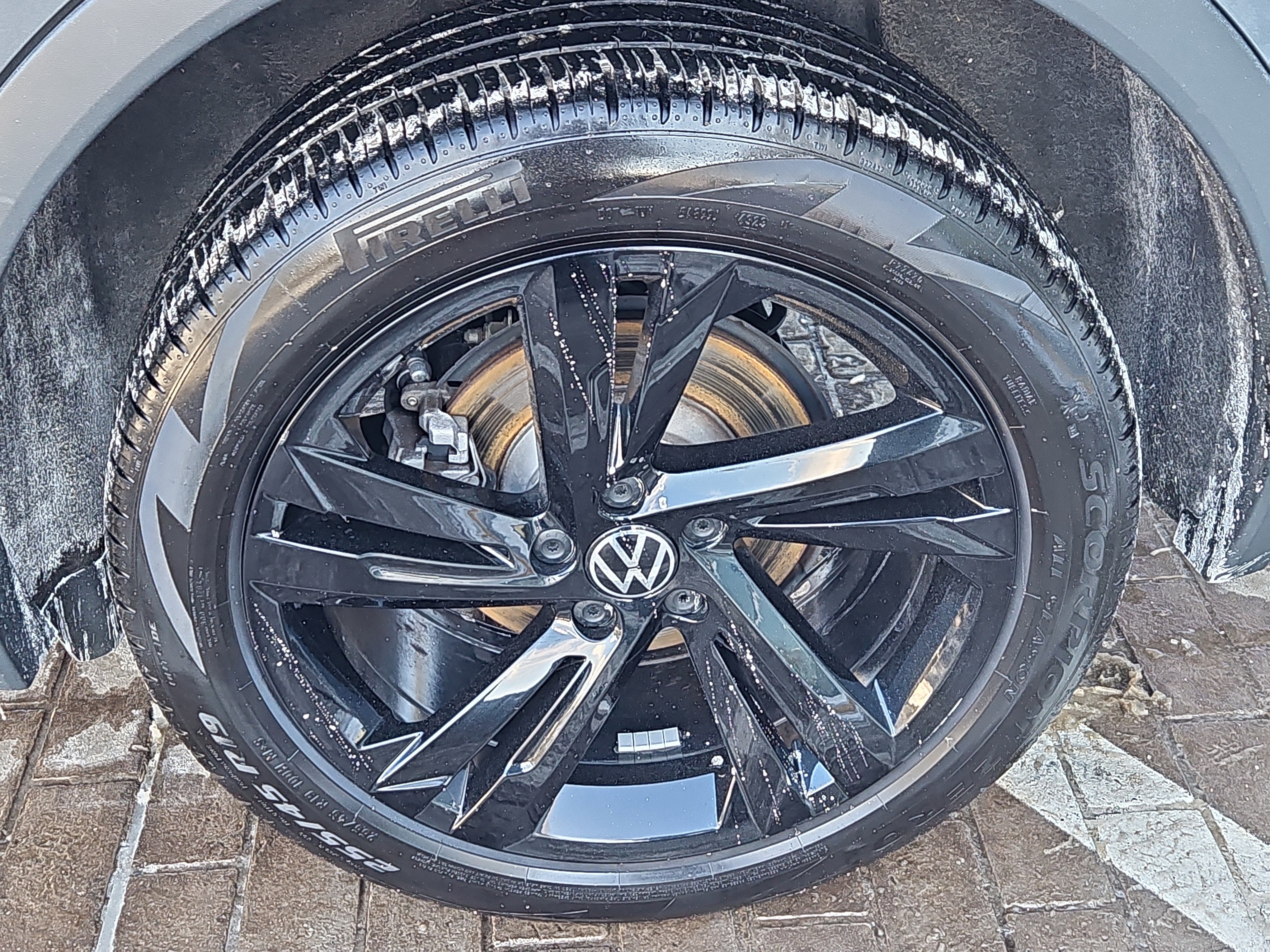 Certified 2023 Volkswagen Tiguan SE R-Line image 28