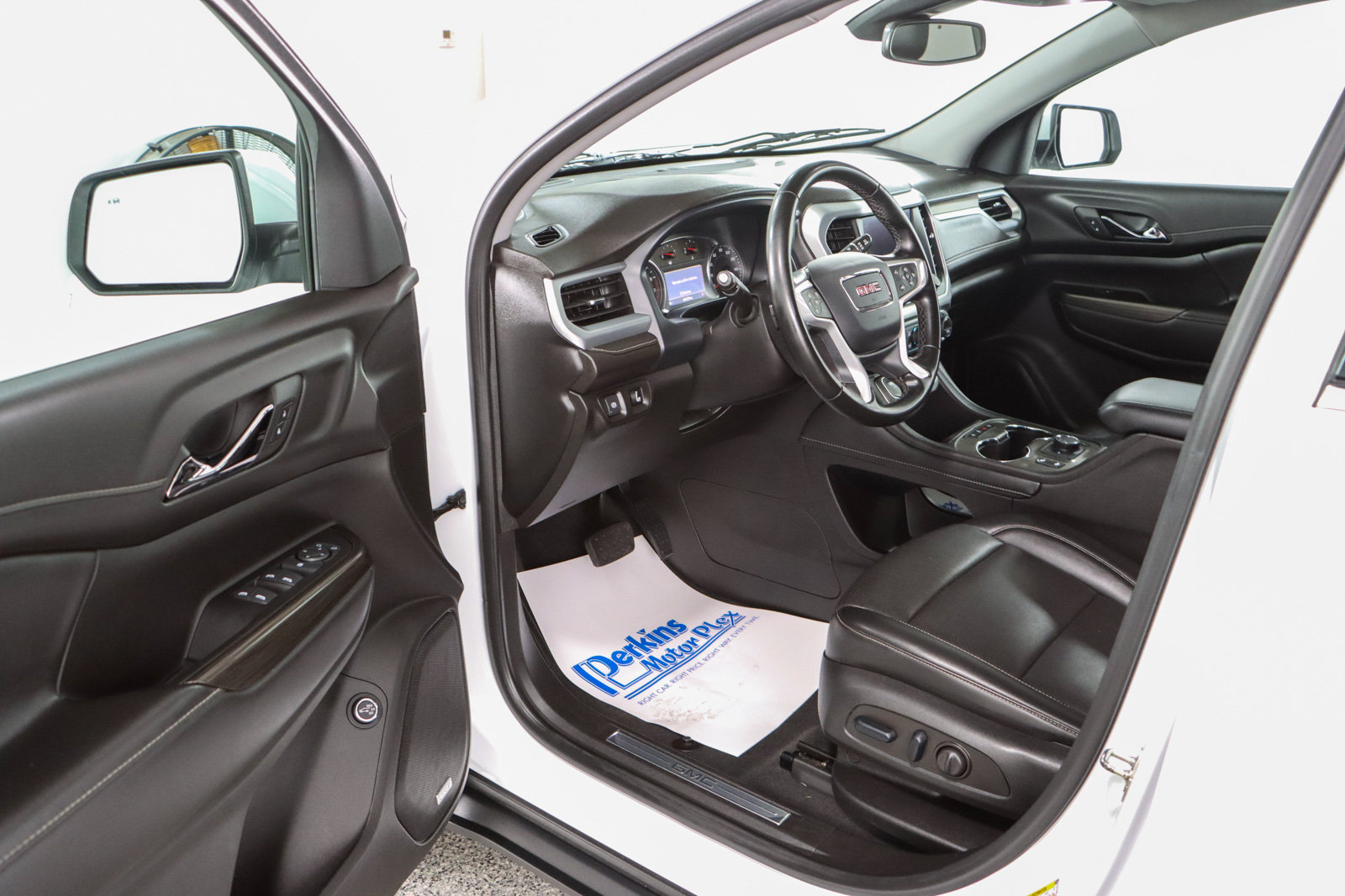 Used 2023 GMC Acadia SLT FWD image 3