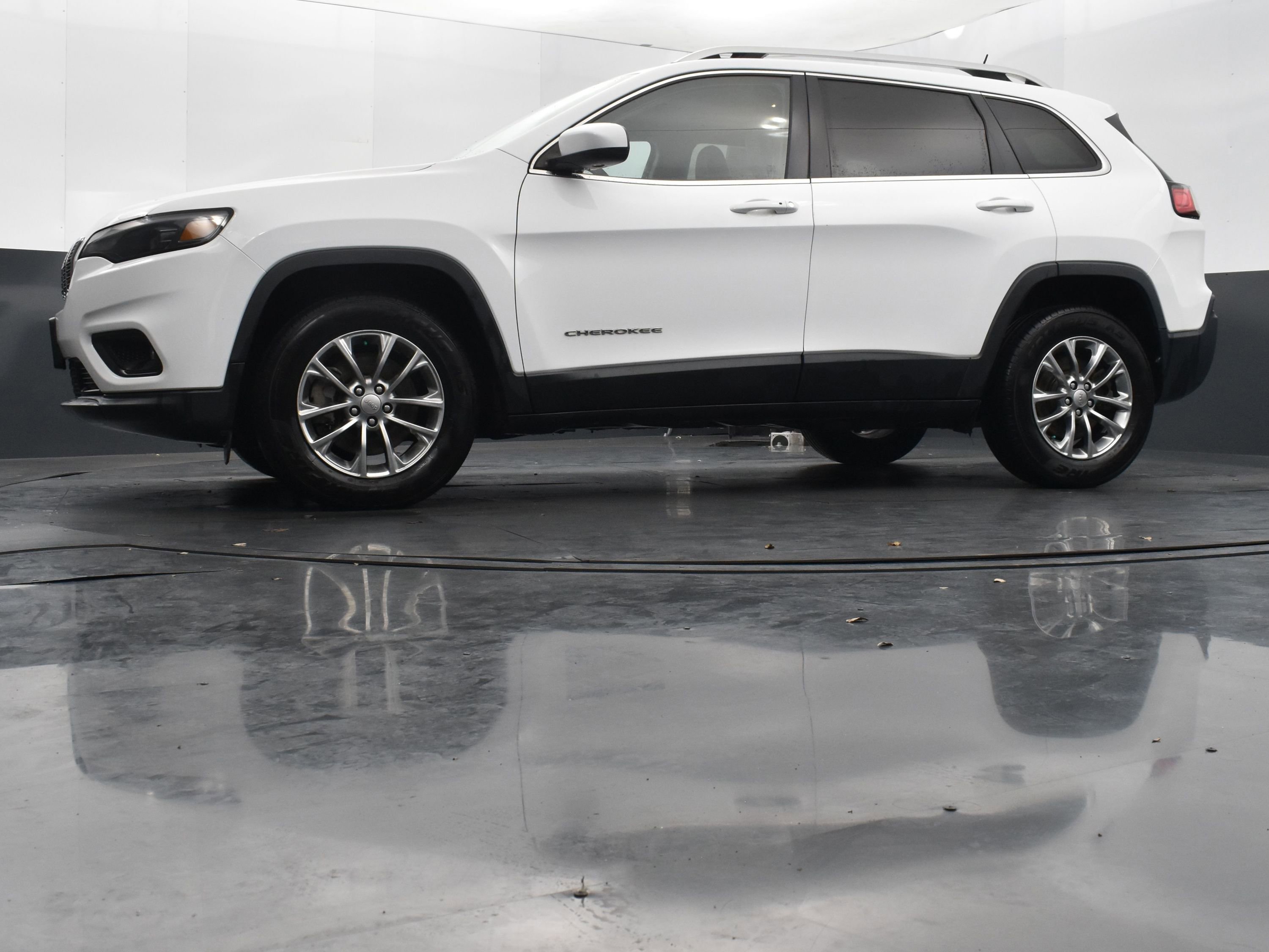 Used 2020 Jeep Cherokee Latitude Plus image 36