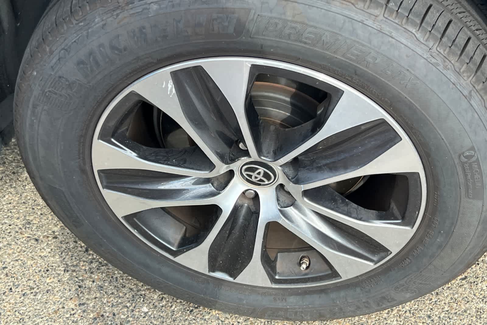 Used 2021 Toyota Highlander XLE AWD/4WD image 22