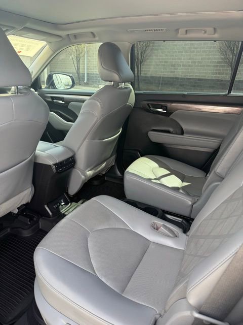 Certified 2021 Toyota Highlander Platinum AWD/4WD image 35