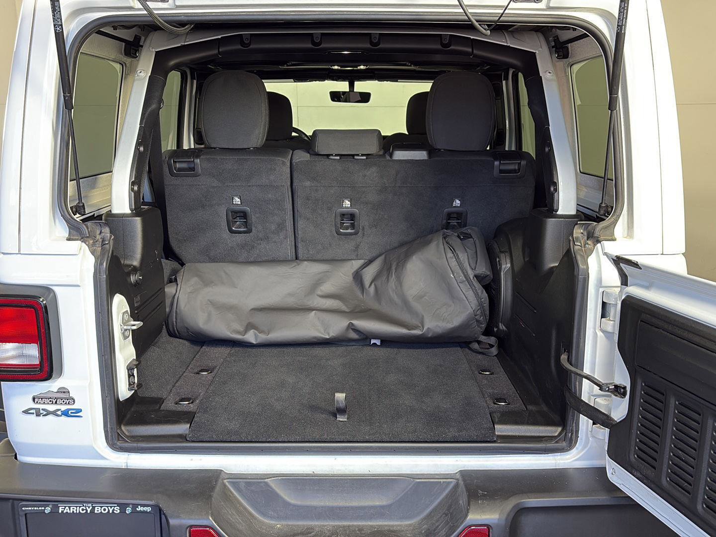 Used 2023 Jeep Wrangler Unlimited w/ Sun & Screen Package image 9