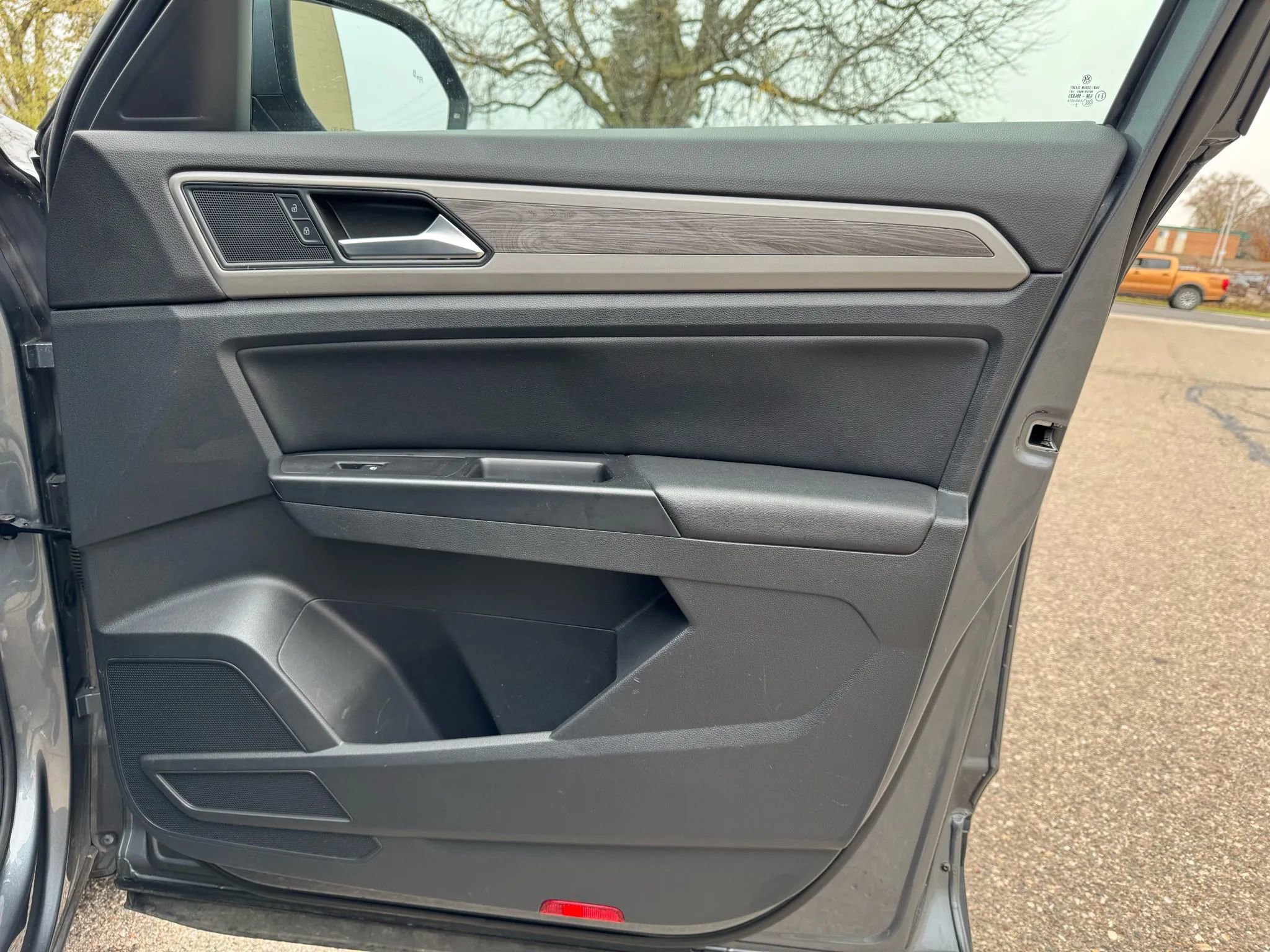 Used 2020 Volkswagen Atlas Cross Sport SE w/ Panoramic Sunroof Package image 28