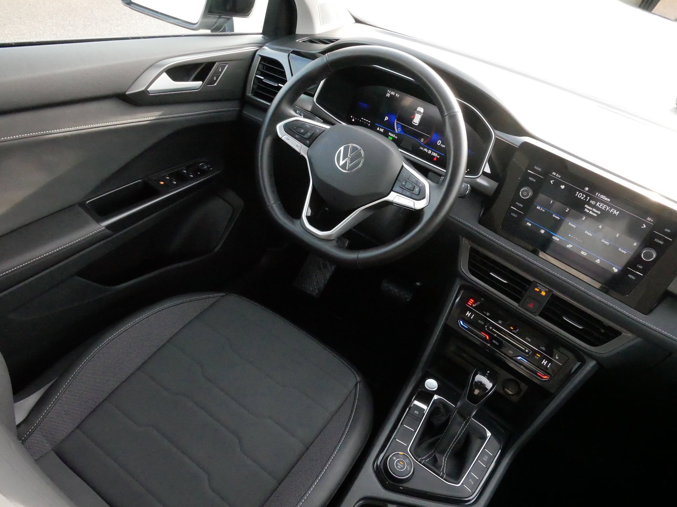 Certified 2025 Volkswagen Taos SE image 9