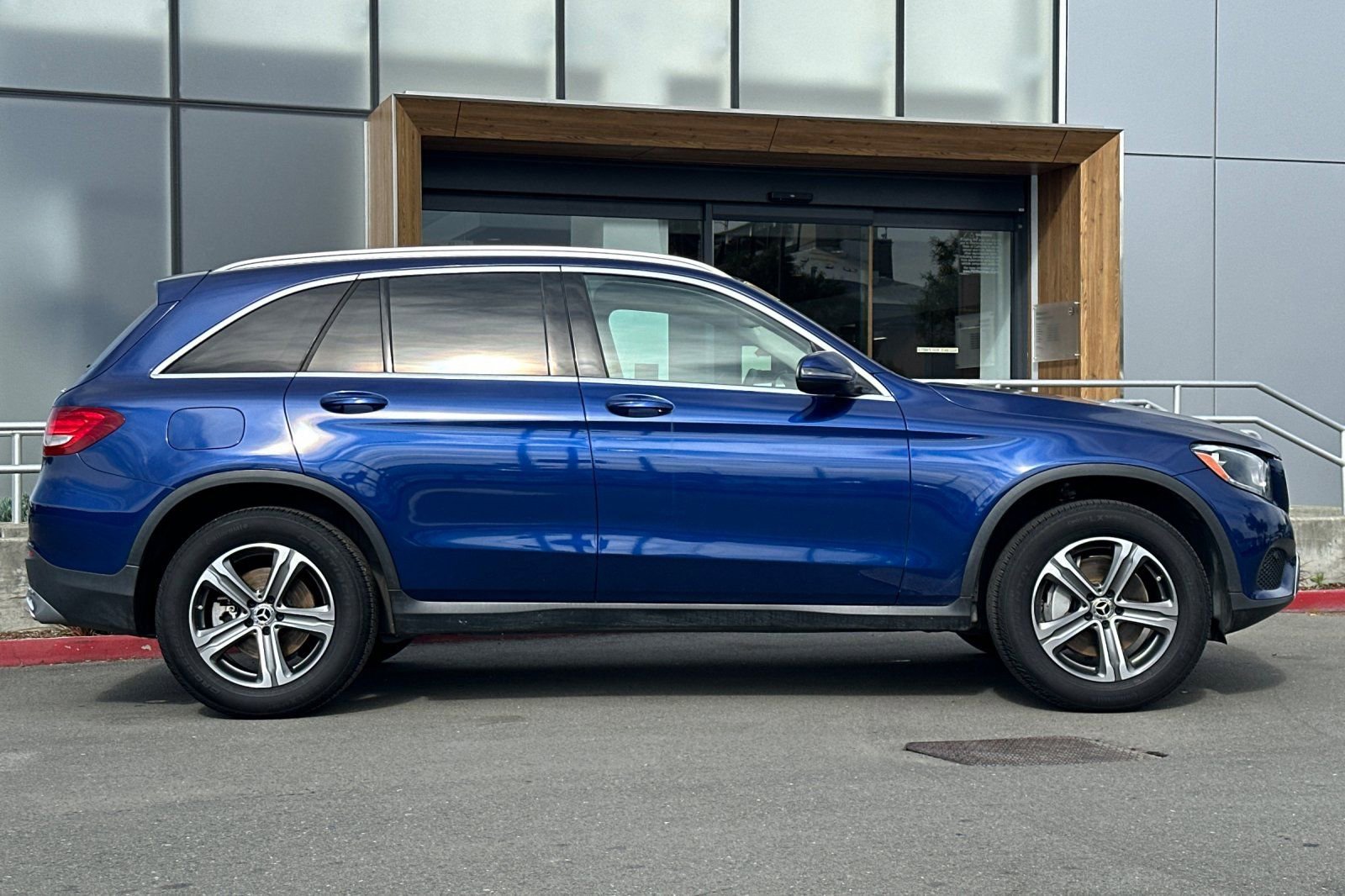 Used 2019 Mercedes-Benz GLC 300 4MATIC image 8