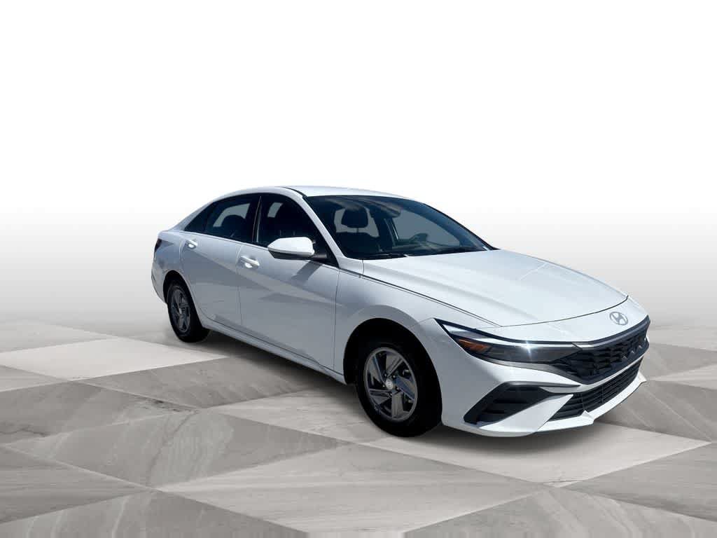 Used 2025 Hyundai Elantra SE FWD image 2