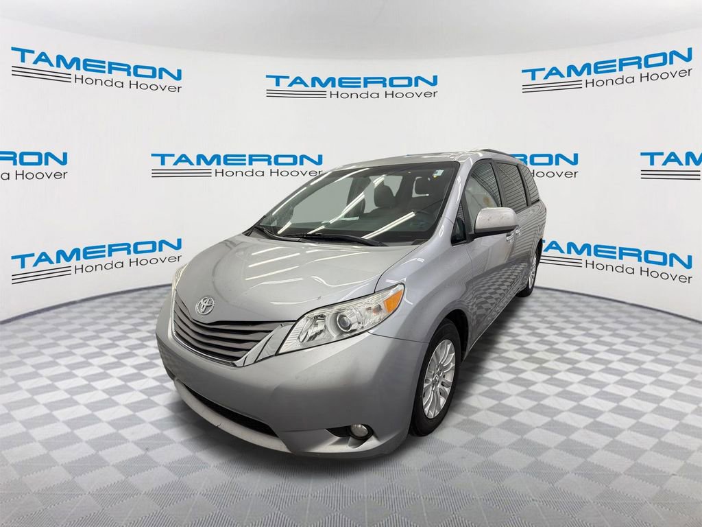 Used 2017 Toyota Sienna XLE FWD image 1