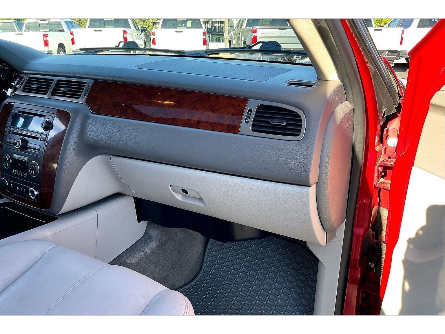 Used 2014 Chevrolet Tahoe LT w/ Luxury Package AWD/4WD image 17