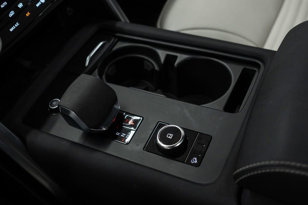 Used 2024 Land Rover Discovery Dynamic SE AWD/4WD image 24