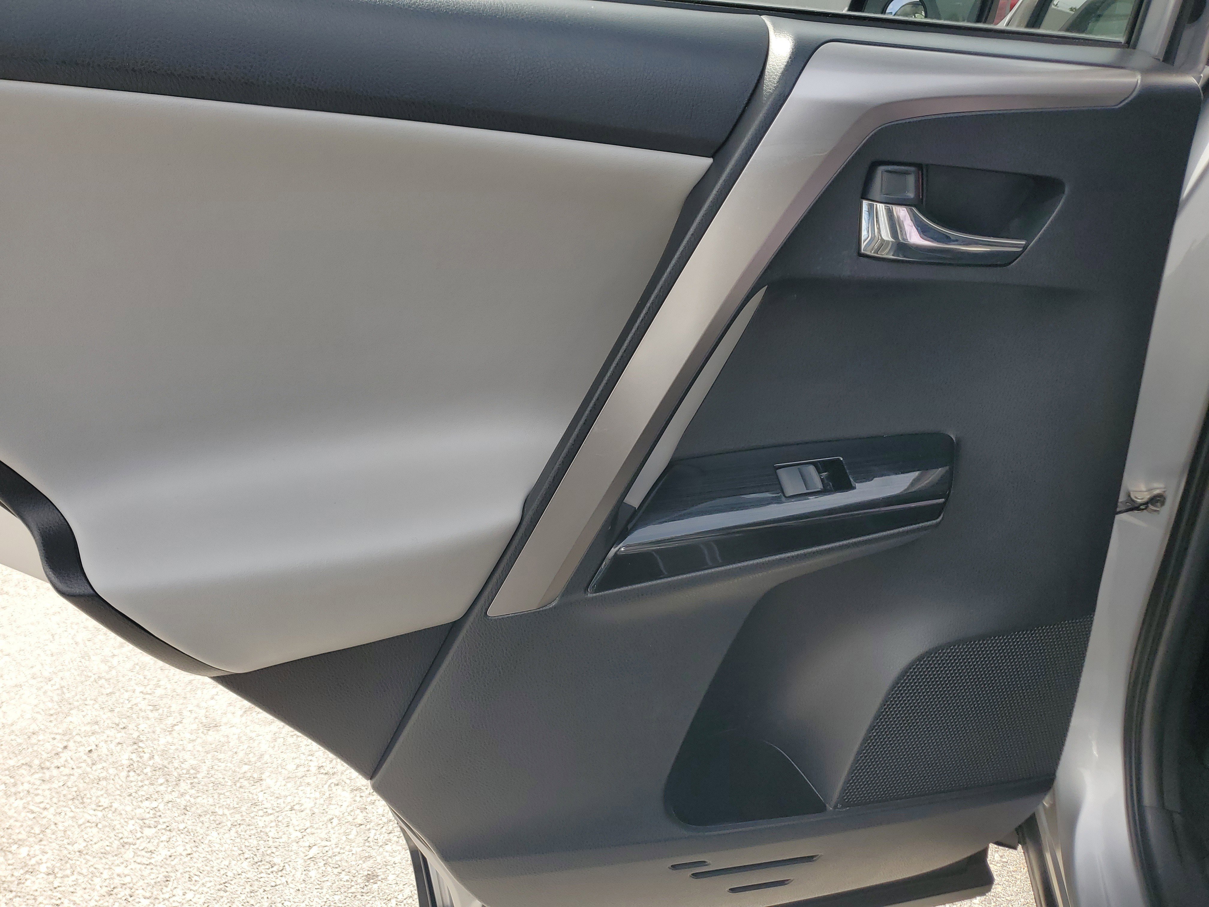 Used 2018 Toyota RAV4 Limited image 29