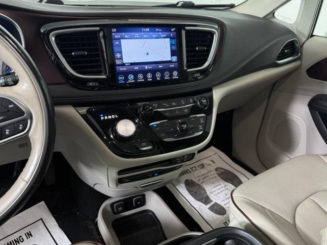 Used 2019 Chrysler Pacifica Limited w/ Advanced Safetytec Group FWD image 41