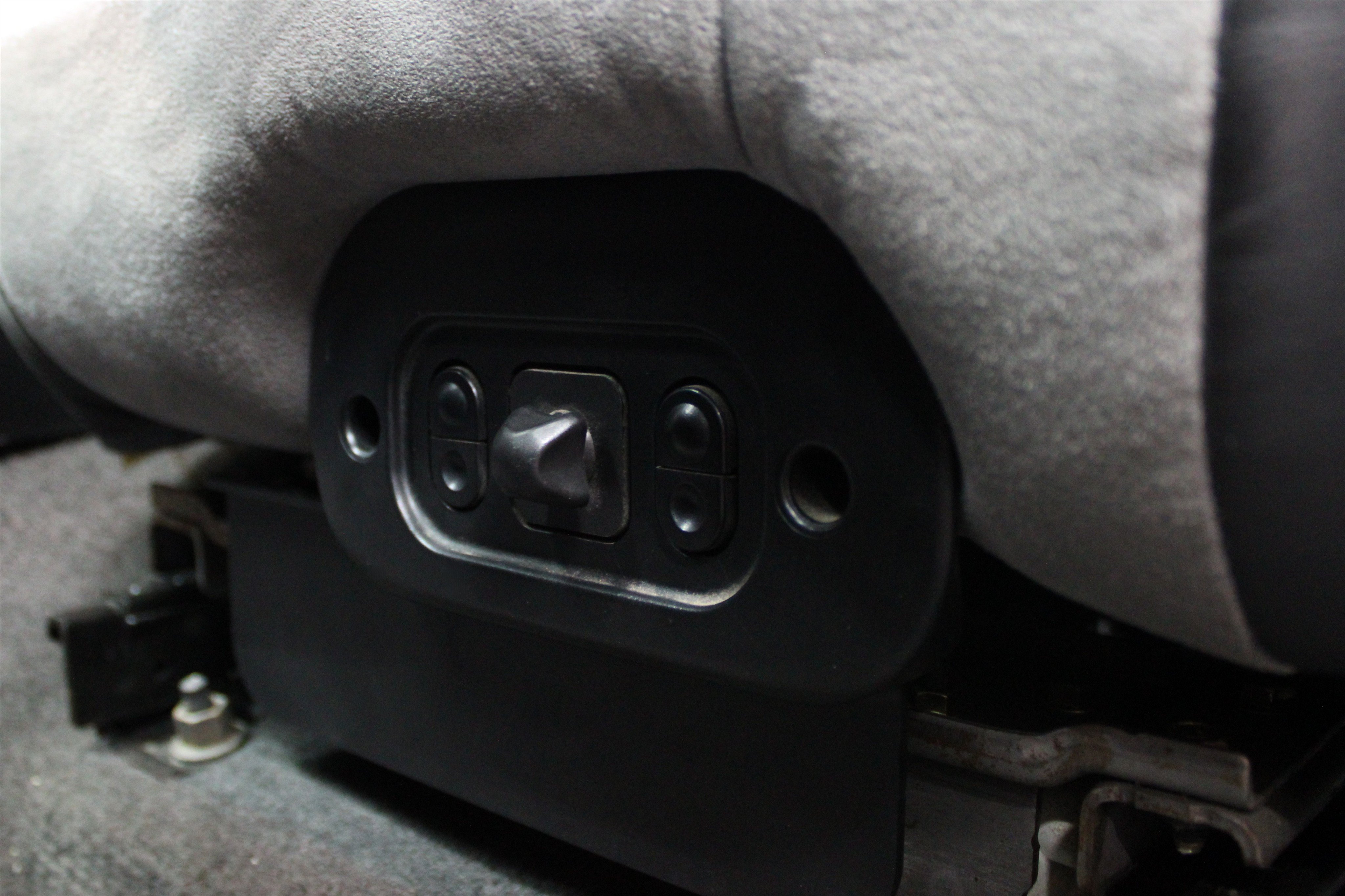 Used 2004 Ford Mustang Cobra RWD image 4