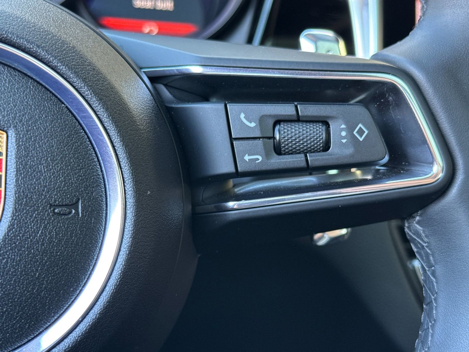 Certified 2025 Porsche Macan image 28